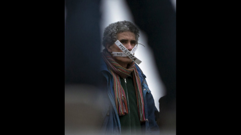 Un manifestante protesta contra la Ley Mordaza, durante la concentración en la Plaza de Colón de las Marchas de la Dignidad. REUTERS/Sergio Perez