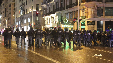 Despliegue policial en Gran Vía ante los destrozos que varios integrantes de grupos radicales han realizado en mobiliario urbano en el centro de Madrid, al término de las Marchas por la Dignidad. EFE/Ballesteros