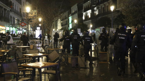 Alrededor de 200 personas de grupos radicales han destrozado mobiliario urbano en los alrededores de la calle Montera, en el centro de Madrid, al término de las Marchas por la Dignidad. EFE/Ballesteros