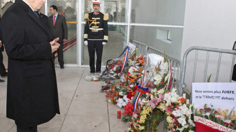El presidente de Tunez, Beji Caid Essebsi, rezando delante de la ofrenda floral por las víctimas del ataque al Museo del Bardo. EFE El presidente de Tunez, Beji Caid Essebsi, rezando delante de la ofrenda floral por las víctimas del ataque al Museo del Bardo. EFE