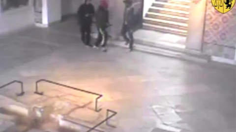 Una imagen del video que muestra a los terroristas dentro del Museo Bardo de Túnez. EFE Una imagen del video que muestra a los terroristas dentro del Museo Bardo de Túnez. EFE