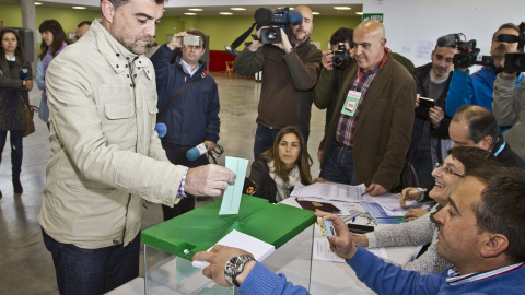El candidato de Izquierda Unida a la Presidencia de la Junta de Andalucía, Antonio Maillo, vota en la localidad onubense de Aracena. EFE/Jose Manuel Vidal