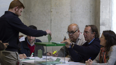 Los vecinos de la localidad de Aracena comienzan a votar a primera hora de la mañana en las elecciones autonómicas para renovar los 109 diputados del Parlamento de Andalucía.EFE/Jose Manuel Vidal