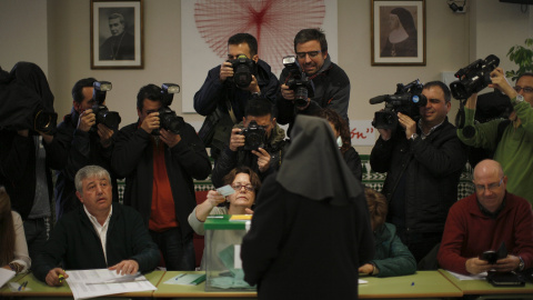 Una monja votando en el mismo colegio electoral malagueño del candidato del PP Juan Manuel Moreno Bonilla. REUTERS/Jon Nazca