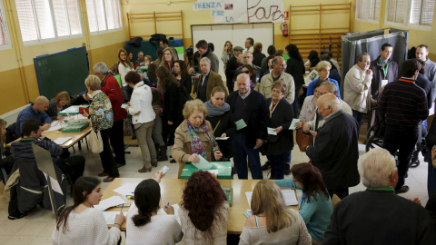 Personas votando en un colegio electoral de Sevilla. REUTERS/Marcelo del Pozo