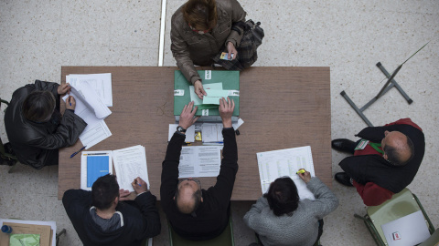 Una mujer vota en las elecciones autonómicas para la Junta de Andalucía en un colegio de Málaga. EFE/Jorge Zapata