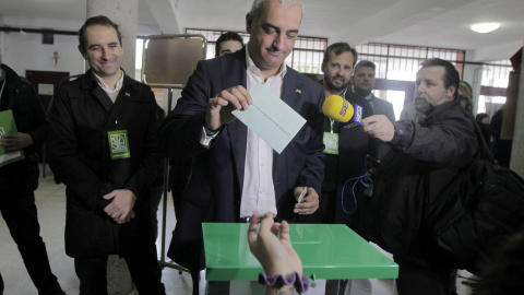 El candidato a la Presidencia de la Junta de Andalucía del Partido Andalucista (PA), Antonio Jesús Ruiz, vota en el Colegio electora CEIP El Juncal. EFE/Victor López