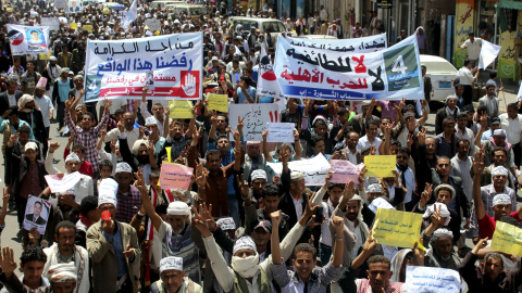Manifestación anti-hutí y en apoyo del presidente Abdu-Rabbu Mansour Hadi en la ciudad de Ibb, en el centro de Yemen.  REUTERS/Mohammed al-Moailme