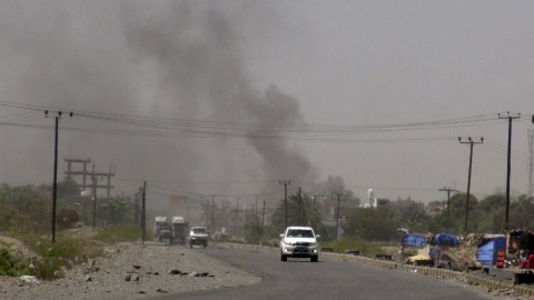 Humo sobre edificios oficiales en la ciudad de al-Houta, la capital de la provincia yemení de Lahej. REUTERS/Stringer