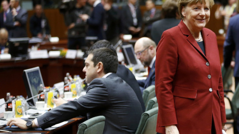La canciller alemana Angela Merkel en la pasada cumbre de Bruselas, cerca de donde se encuetra sentado el primer ministro griego, Alexis Tsipras. REUTERS/Francois Lenoir