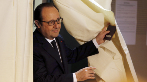 El presidente francés Francois Hollande abandona la cabina de elección de voto en la primera vuelta de las elecciones locales en el país./ REUTERS-Regis Duvignau