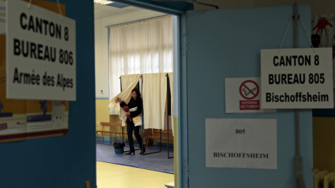 Una mujer abandona la cabina de elección de voto en la primera vuelta de las elecciones locales francesas en Niza./REUTERS-Eric Gaillard