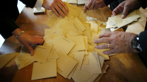 Proceden a empezar el recuento de votos de la primera vuelta de las elecciones francesas en Saint-Sebastien-sur-Loire cerca de Nantes./ REUTERS-Stephane Mahe