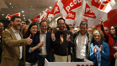 El secretario federal de Organización del PSOE, César Luena, en la sede del partido para festejar la victoria de Susana Díaz en las elecciones en Andalucía. EFE/Paco Campos