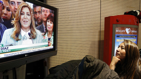 Una simpatizante del PSOE observa en la sede federal la comparecencia por televisión de la candidata socialista a la Presidencia de la Junta de Andalucía, Susana Díaz. EFE/Paco Campos