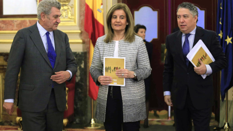 La ministra de Empleo y Seguridad Social, Fátima Báñez, junto al secretario de Estado de la Seguridad Social, Tomás Burgos, entrega al presidente del Congreso de los Diputados, Jesús Posada, el Informe Anual del Fondo de Reserva de la Segur La ministra de Empleo y Seguridad Social, Fátima Báñez, junto al secretario de Estado de la Seguridad Social, Tomás Burgos, entrega al presidente del Congreso de los Diputados, Jesús Posada, el Informe Anual del Fondo de Reserva de la Segur