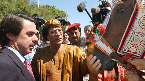 José María Aznar junto a Gadafi en su visita a Libia en 2003. EFE José María Aznar junto a Gadafi en su visita a Libia en 2003. EFE
