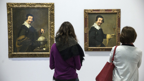 Visitantes observan las obra 'Demócrito' y una copia que se encuentra en Toledo (Ohio), en la monográfica dedicada a Diego Velázquez en el Grand Palais de París. EFE/ETIENNE