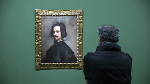 Un visitante observa la obra 'Retrato de hombre', de Diego Velázquez, en la  monográfica dedicada al pintor sevillano en el Grand Palais de París. EFE/ETIENNE LAURENT
