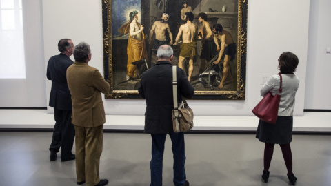 Visitantes observan la obra 'La fragua de Vulcano', en la monográfica dedicada a Diego Velázquez en el Grand Palais de París. EFE/ETIENNE LAURENT