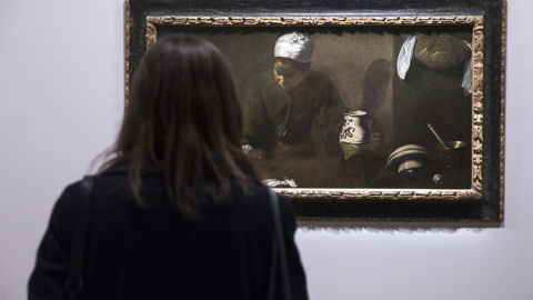Un visitante observa la obra 'La mulata',  durante la monográfica dedicada a Diego Velázquez en el Grand Palais de París. EFE/ETIENNE LAURENT