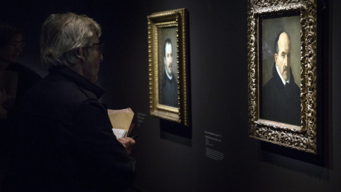 Un visitante observa alguna de las piezas de Diego Velázquez en la monográfica dedicada al printor sevillano en el Grand Palais de París. EFE/ETIENNE LAURENT