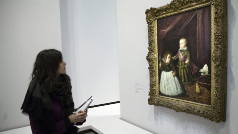Una joven observa 'El príncipe Baltasar Carlos con un enano', en la monográfica dedicada a Diego Velázquez en el Grand Palais de París. EFE/ETIENNE LAURENT