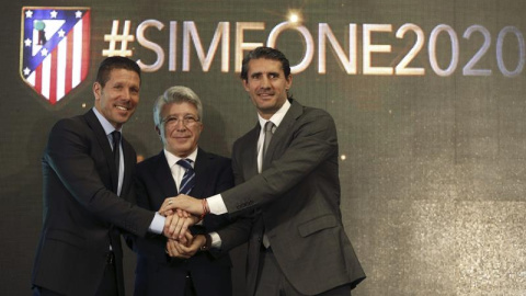 Simeone, Cerezo y Caminero juntan sus manos en el acto de renovación del técnico argentino en el Vicente Calderón. /EFE Simeone, Cerezo y Caminero juntan sus manos en el acto de renovación del técnico argentino en el Vicente Calderón. /EFE