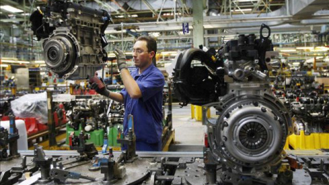 Un trabajador en la cadena de montaje de la factoria de Ford en Almussafes. EFE Un trabajador en la cadena de montaje de la factoria de Ford en Almussafes. EFE
