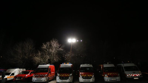 Fotografía de rescatistas y vehículos de emergencia en el centro de rescate instaurado por el accidente de un avión de Germanwings.- EFE