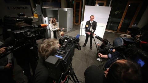 El jefe ejecutivo de Lufthansa AG, Carsten Spohr (c), habla con la prensa acerca de la tragedia ocurrida en los Alpes franceses, donde se estrelló un avión de la compañía Germanwings.- EFE