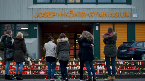 Estudiantes dejan velas ante su instituto. KIRSTEN NEUMANN (REUTERS) Estudiantes dejan velas ante su instituto. KIRSTEN NEUMANN (REUTERS)