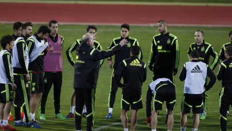Del Bosque da una charla ayer a los jugadores de la selección. /EFE Del Bosque da una charla ayer a los jugadores de la selección. /EFE