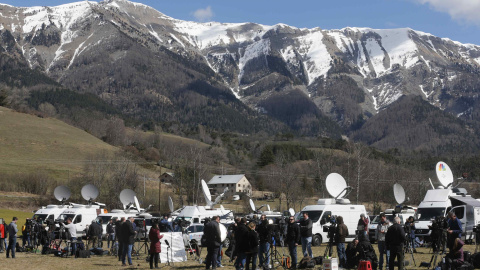 Miembros de los medios de comunicación están presentes en la operación de búsqueda de los restos del avión Airbus A320, siniestrado este martes en los Alpes. El copiloto del avión de Germanwings llamado Andreas Lubitz "estrelló el avión vol Miembros de los medios de comunicación están presentes en la operación de búsqueda de los restos del avión Airbus A320, siniestrado este martes en los Alpes. El copiloto del avión de Germanwings llamado Andreas Lubitz "estrelló el avión vol
