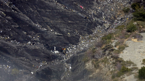 Restos del avión estrellado en los Alpes.El ministro francés del Interior, Bernard Cazeneuve, reconoció este miércoles que la caja negra del avión de la aerolínea Germanwings que se estrelló ayer en los Alpes franceses está dañada pero dijo