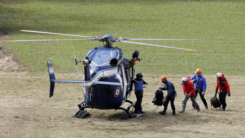 Miembros de los equipos de rescaten suben a un helicóptero en la base de operaciones en localidad francesa de Seyne-les-Alpes, donde se han concentrado los servicios de socorro y que se encuentra a unas dos horas a pie del lugar del acciden