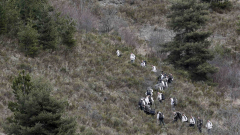 Militares franceses continúan la búsqueda a pie de la montaña. Es una de las partes de las operaciones para encontrar los restos del avión Airbus A320, de la compañía alemana Germanwings./ REUTERS / JEAN-PAUL PELISSIER
