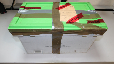 Un recipiente sellado tiene restos de la 'caja negra' del Airbus alemán operado por Germanwings. Este aparato grabó las conversaciones entre pilotos y podrá ser reconstruido aunque esté dañado, para poder esclarecer las causas del accidente