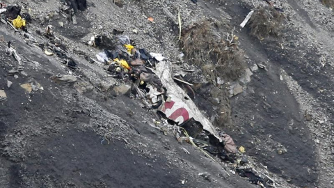 Vista de fragmentos del avión esparcidos por un área de alta montaña en los Alpes franceses, cerca de la localidad de Seyne-les-Alpes, en el sureste de Francia, hoy, miércoles 25 de marzo de 2015. El Airbus 320 de la compañía de bajo coste 
