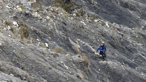 Un helicóptero de los servicios de rescate vuela sobre los restos del avión siniestrado en un área de alta montaña en los Alpes franceses, cerca de la localidad de Seyne-les-Alpes, en el sureste de Francia, hoy, miércoles 25 de marzo de 201