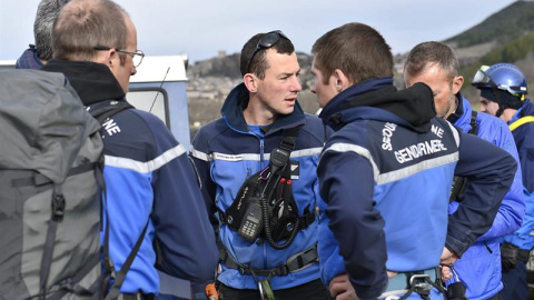 Fotografía facilitada por el Ministerio francés del Interior, que muestra a un equipo de los servicios de rescate en la base de Seyne-les-Alpes (Francia), hoy, 15 de marzo de 2015. La Fiscalía confía en que esta tarde se conozcan ya los pri