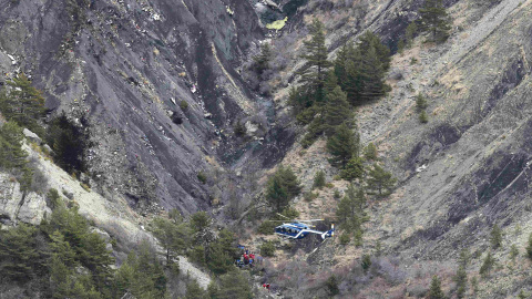 Un helicóptero de la Gendarmería francesa sobrevolando la zona del accidente. /REUTERS