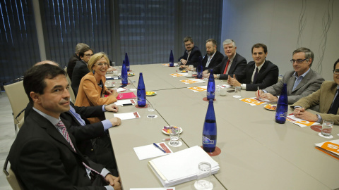 Andrés Herzog (i) junto a Rosa Díez (d) en una foto de archivo. EFE Andrés Herzog (i) junto a Rosa Díez (d) en una foto de archivo. EFE