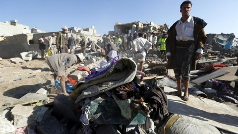 Miembros armados de las milicias hutíes inspeccionan el lugar donde se ha producido un bombardeo saudí en un barrio en Saná./ EFE Miembros armados de las milicias hutíes inspeccionan el lugar donde se ha producido un bombardeo saudí en un barrio en Saná./ EFE
