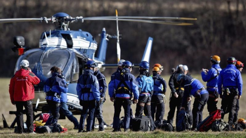 Miembros de los equipos de rescate se preparan para reanudar la búsqueda en Seyne les Alps en Francia. / DANIEL KARMANN (EFE) Miembros de los equipos de rescate se preparan para reanudar la búsqueda en Seyne les Alps en Francia. / DANIEL KARMANN (EFE)