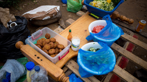 Puesto de falafel de Adnan Alali y sus compatriotas sirios en el CETI de Melilla. -JAIRO VARGAS Puesto de falafel de Adnan Alali y sus compatriotas sirios en el CETI de Melilla. -JAIRO VARGAS