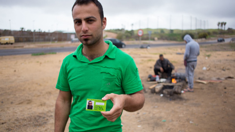 Ammar Hadani, refugiado sirios, muestra su tarjeta de acceso al CETI de Melilla. -JAIRO VARGAS Ammar Hadani, refugiado sirios, muestra su tarjeta de acceso al CETI de Melilla. -JAIRO VARGAS
