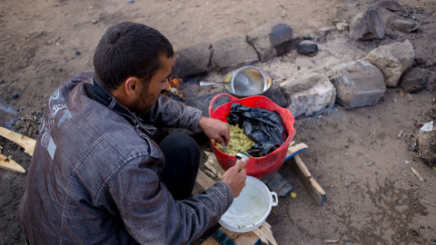 Uno de los refugiados sirios en el CETI de Melilla cocina falafeles en la puerta del centro. -JAIRO VARGAS Uno de los refugiados sirios en el CETI de Melilla cocina falafeles en la puerta del centro. -JAIRO VARGAS