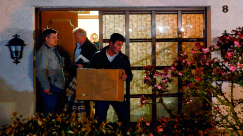 Policías alemanes sacan cajas de pertenencias del copiloto Andreas Lubitz. /KAIPFAFFENBACH (REUTERS)