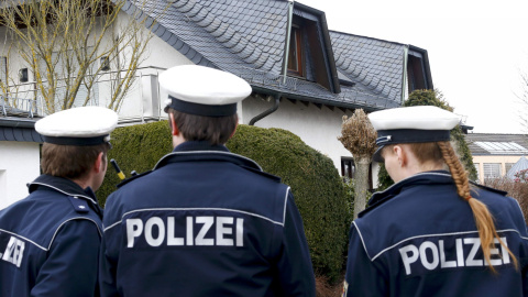 Oficiales de la Policía alemana frente a la casa de Andreas Lubitz. REUTERS/Ralph Orlowski